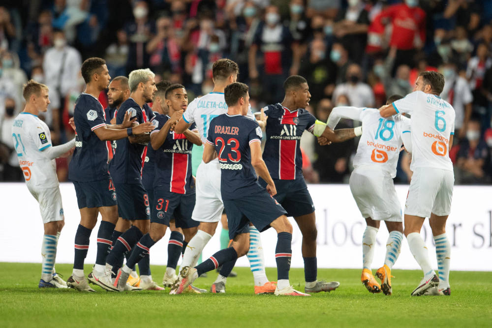  巴黎圣日耳曼主场强势出击，完胜对手巩固榜首优势  